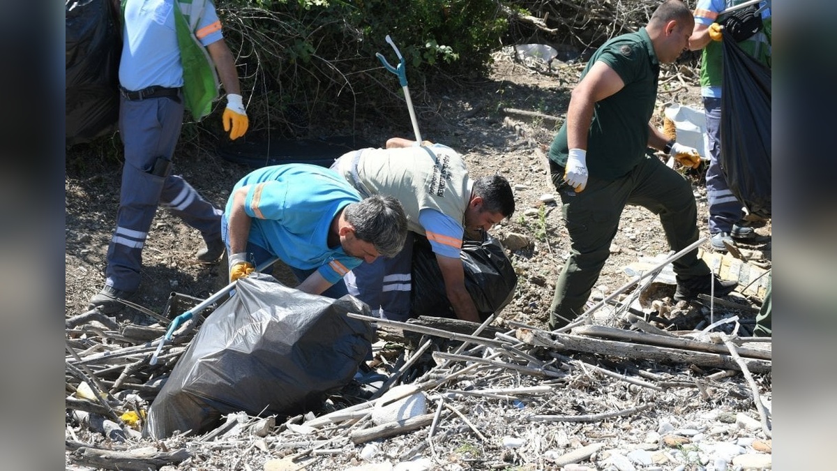 Kuşadası'nda 4 römork atık toplandı