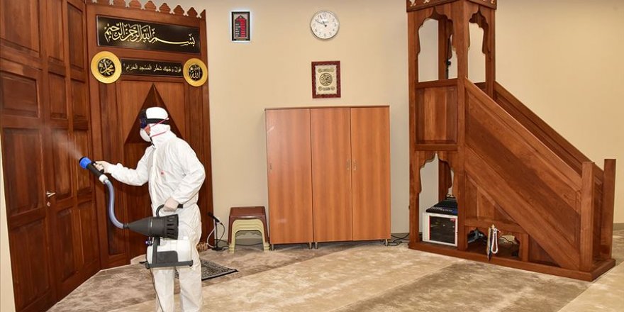 İBB koronavirüse karşı hizmet binaları ve ibadethaneleri dezenfekte ediyor