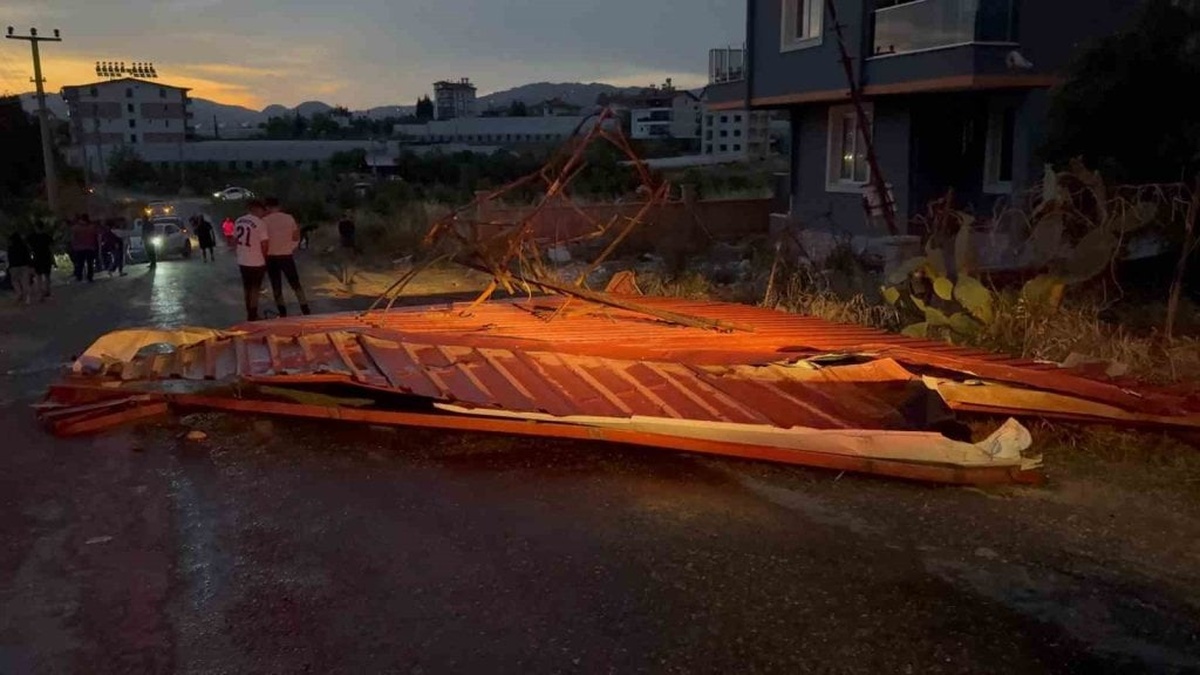 Antalya Gazipaşa'da hortum: Ev ve seralarda hasar