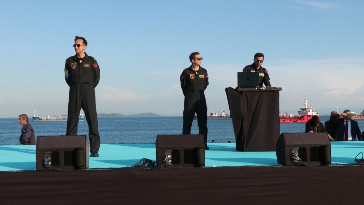 SoloTürk, İstanbul'un fethinin 572. yılında Yenikapı'da gösteri uçuşu gerçekleştirdi