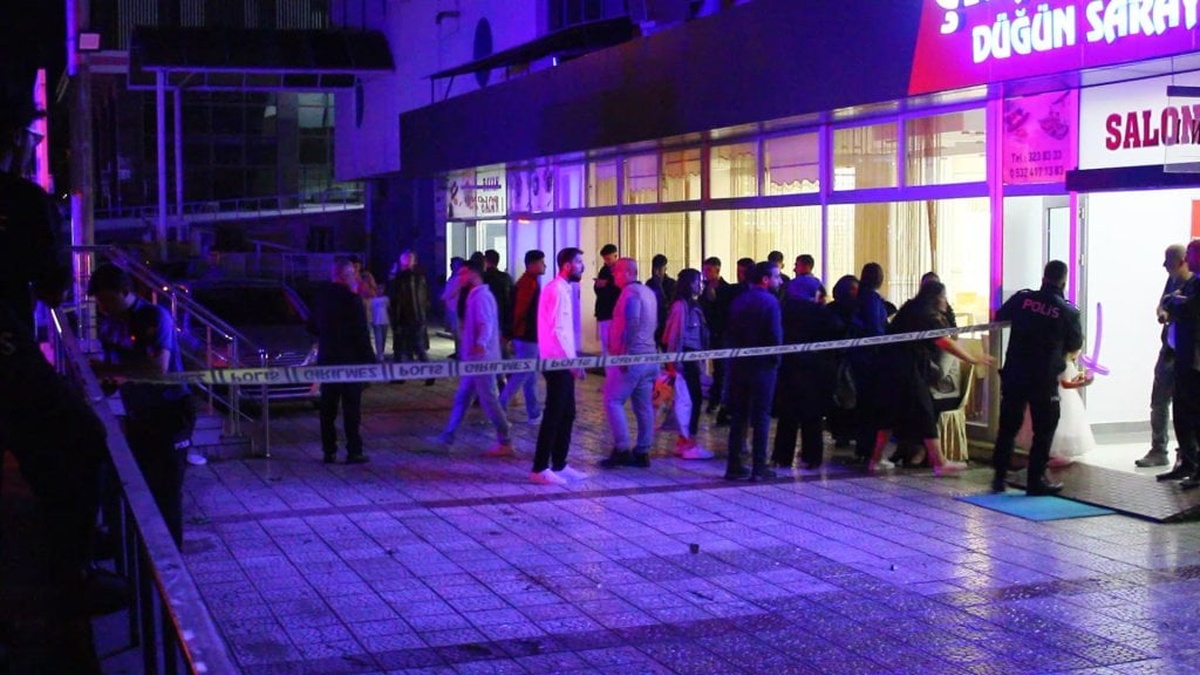 Malatya'da düğün salonu önünde bıçaklı kavga: 5 yaralı