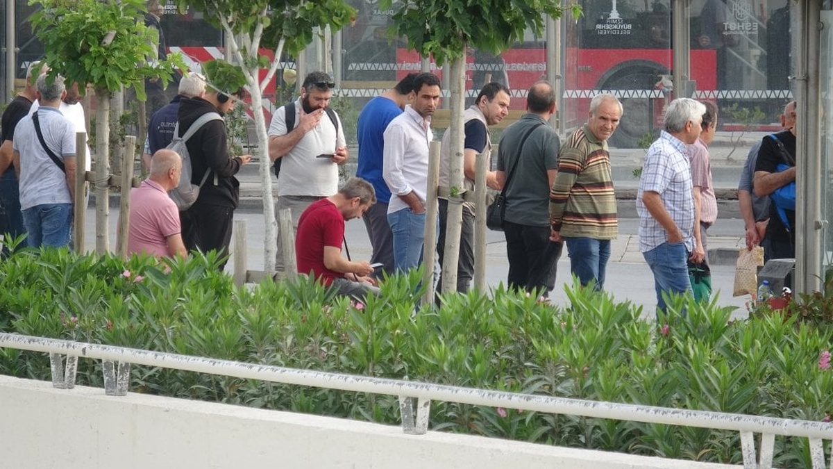 İzmir'de toplu ulaşım grevi ikinci gününde: Duraklarda yoğunluk oluştu
