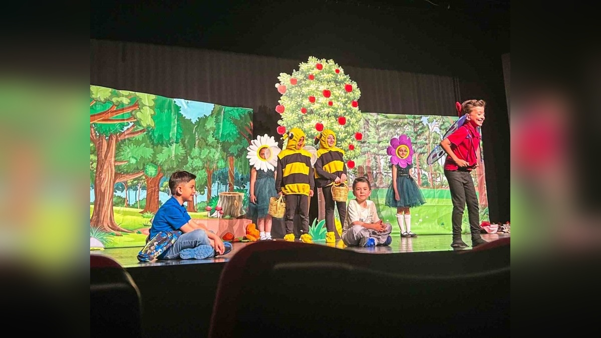 Sabancı İlkokulu Tiyatro Kulübü'nden Esranur Acar'a destek