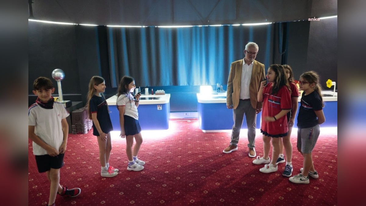 Konak Belediyesi Sancar Maruflu Bilim Merkezi’nde minik öğrenciler deney yaptı, öğretmen adayları sertifika aldı