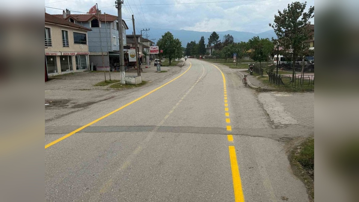 Düzce'de köy yollarında çizgi yenileme çalışmaları başladı
