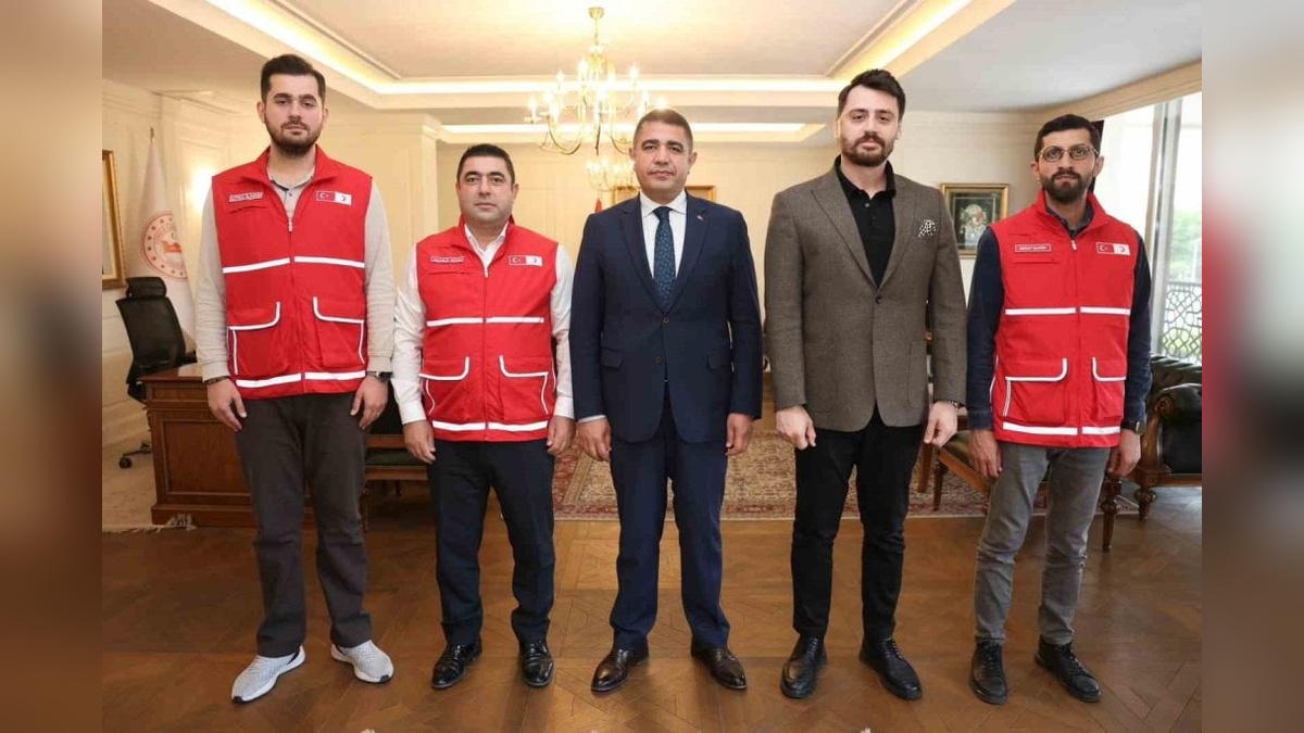 Düzce Valisi Aslan, kurban bağışını Kızılay'a yaptı