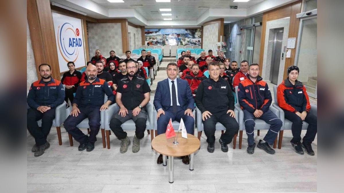 Düzce Valisi Aslan, arama kurtarma eğitimi alan STK üyelerini ziyaret etti