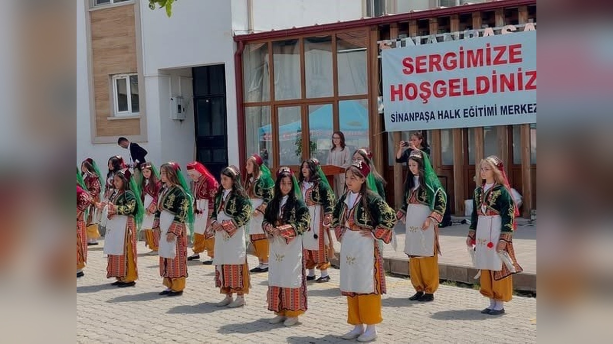 Sinanpaşa'da Hayat Boyu Öğrenme Haftası yıl sonu sergisi açıldı