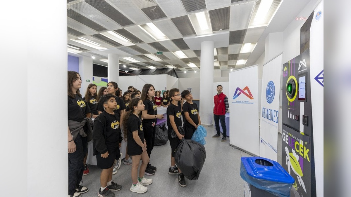 Mersin'de öğrenciler Akıllı Atık Otomat ile geri dönüşüm deneyimi yaşadı