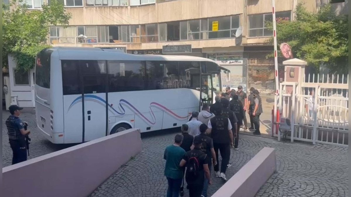 İzmir merkezli FETÖ operasyonunda 13 tutuklama