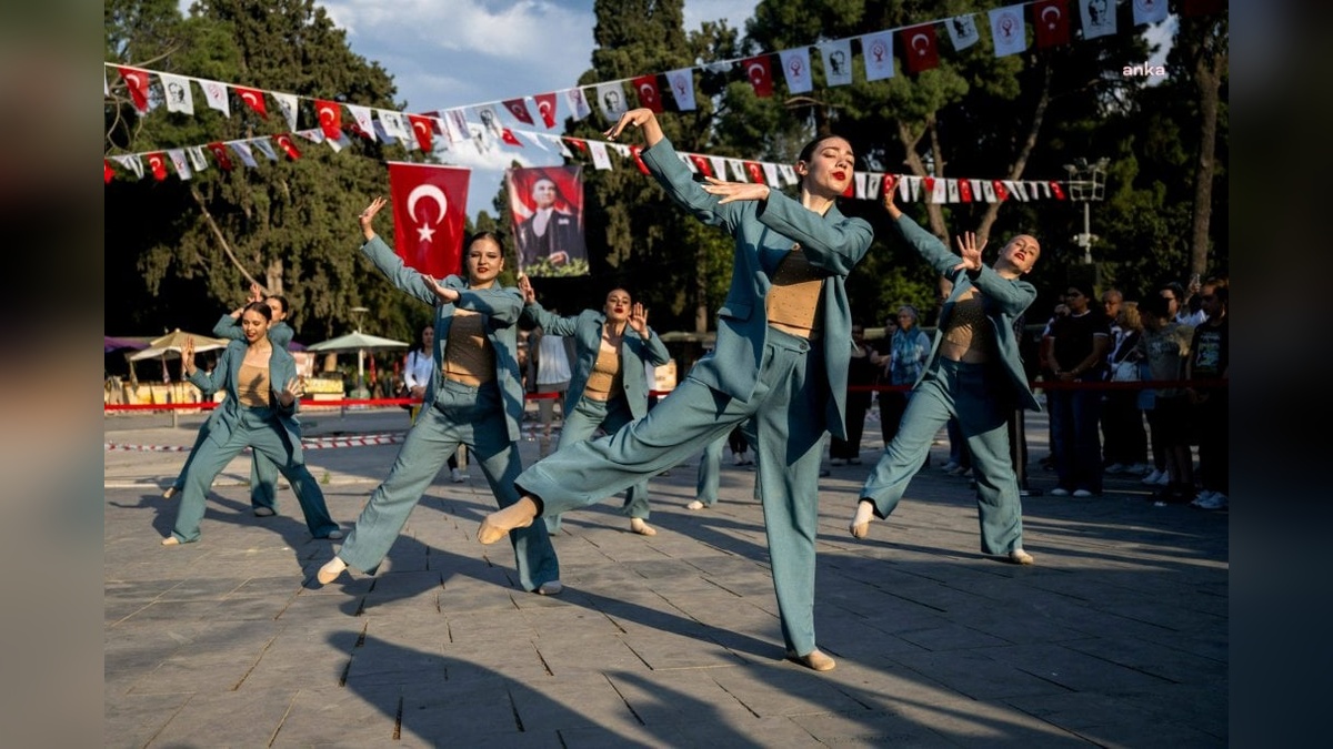 Bornova'da 4. Halk Dansları Festivali başladı: 758 dansçı 9 yöre oyununu sergiliyor