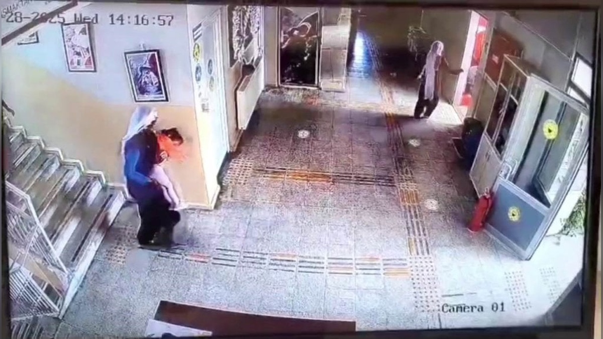 Tunceli'de okul müdüründen Heimlich manevrası: Minik çocuğun hayatını kurtardı