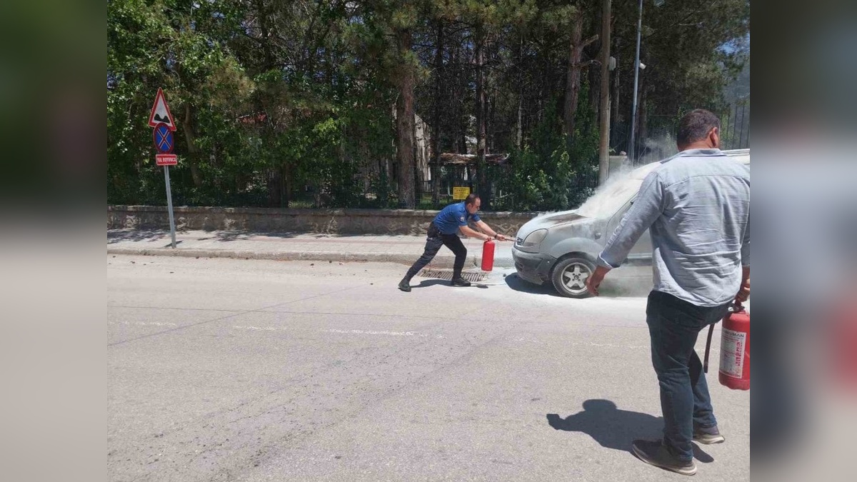 Şuhut'ta polisler yangın tüpüyle araç yangını söndürdü