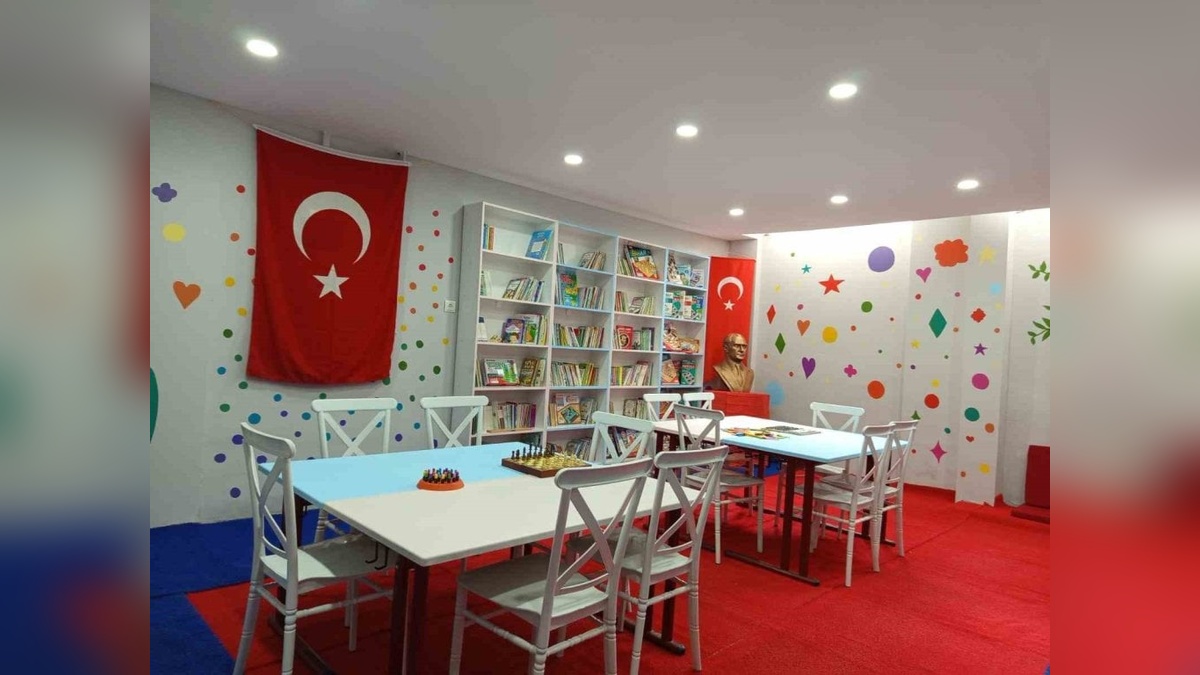 Akdeniz Üniversitesi öğrencileri, Hatay'da depremzede çocuklar için kütüphane kurdu