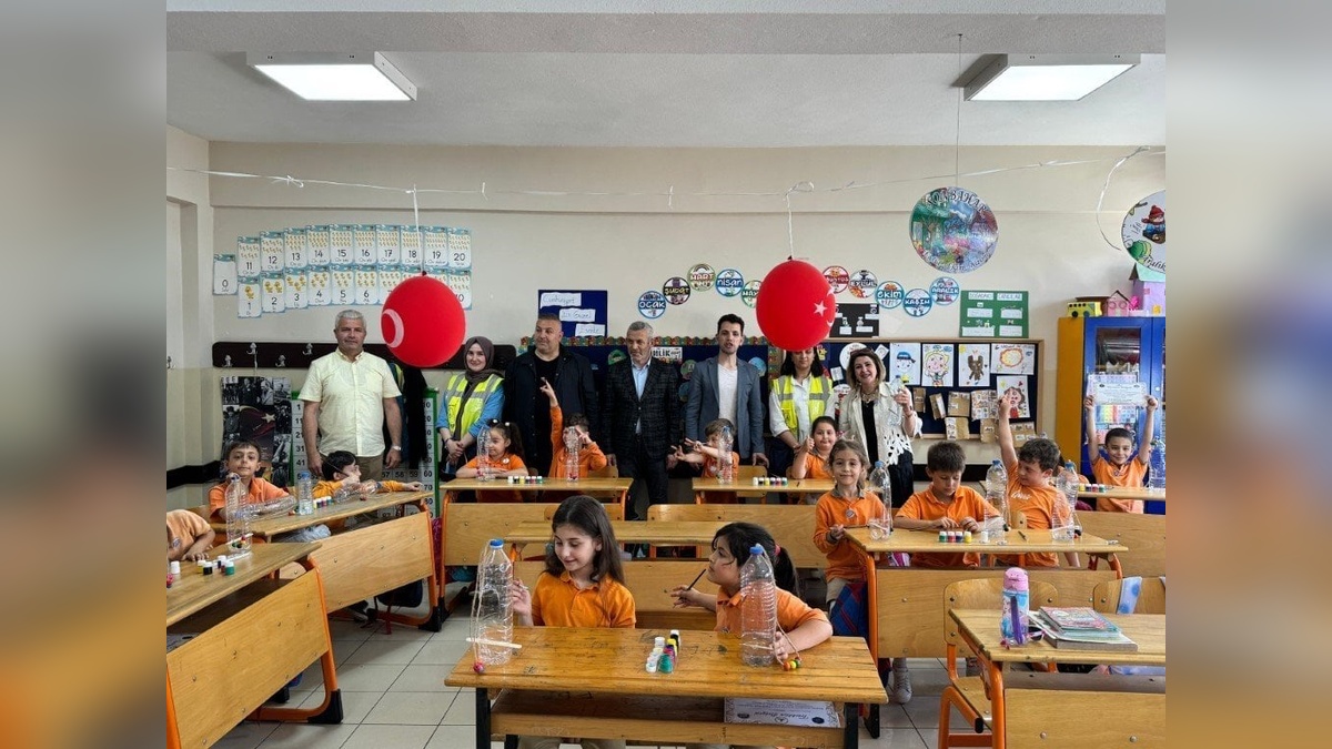Kartepe'de ilköğretim öğrencileri atık topladı