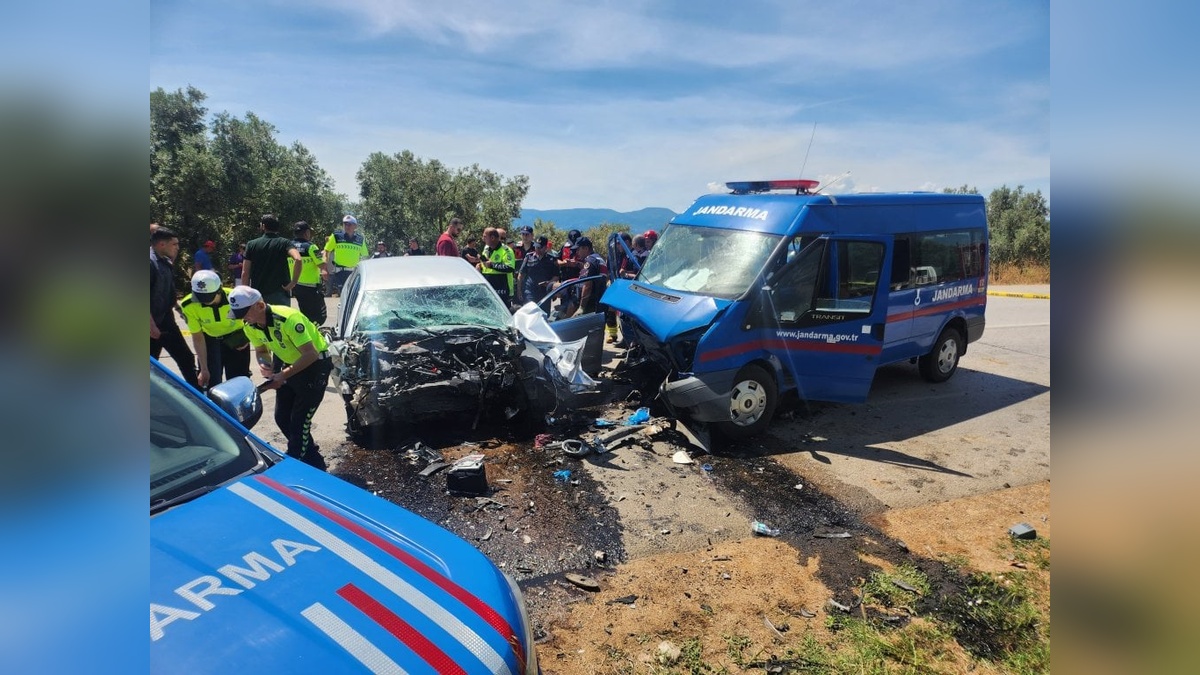 İznik'te otomobil ile jandarma minibüsü çarpıştı: 1 ölü, 2 yaralı
