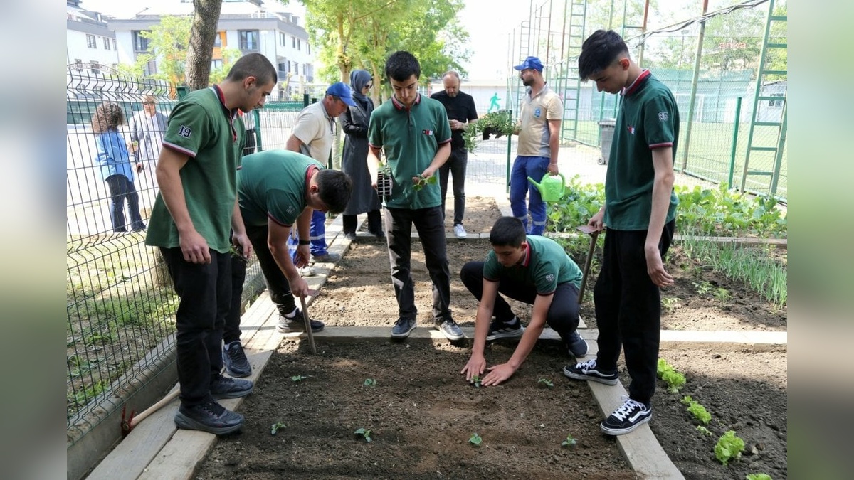 Eyüpsultan Belediyesi'nden 9 okulda hobi bahçesi projesi