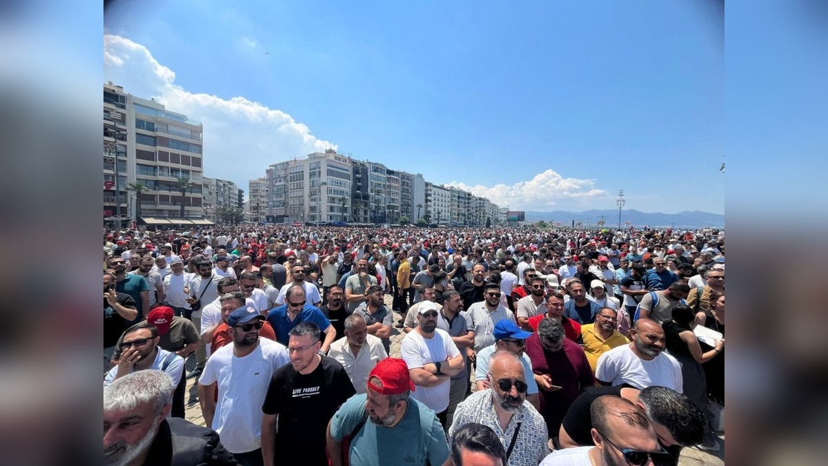 İzmir Büyükşehir Belediyesi işçileri, Gündoğdu Meydanı'nda eylem yaptı
