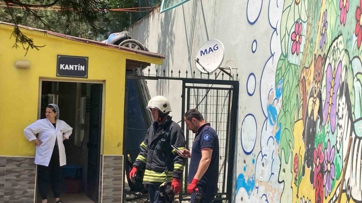 Kocaeli'de otomobil okul bahçesine uçtu: Sürücü yaralandı