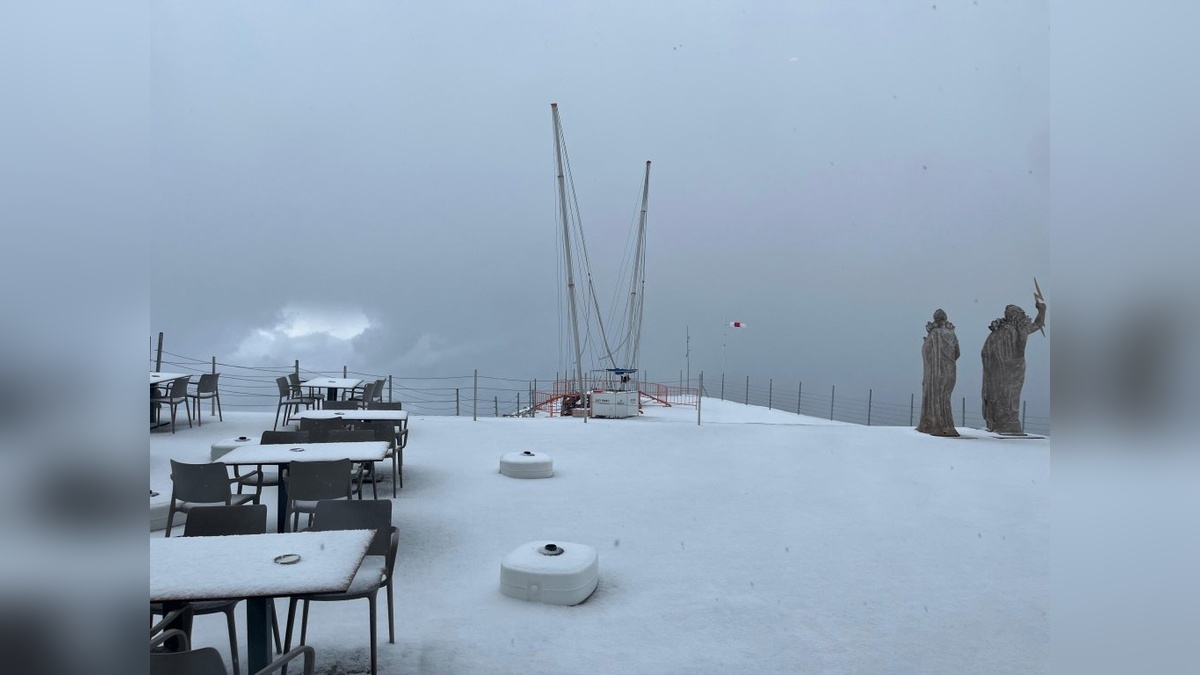 Antalya'nın Kemer ilçesindeki Tahtalı Dağı'na kar yağdı