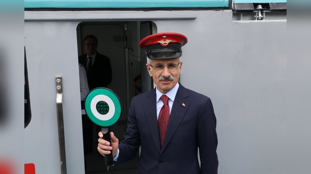 Ulaştırma Bakanı Uraloğlu: 5 adet E5000 milli elektrikli lokomotif teslim edildi