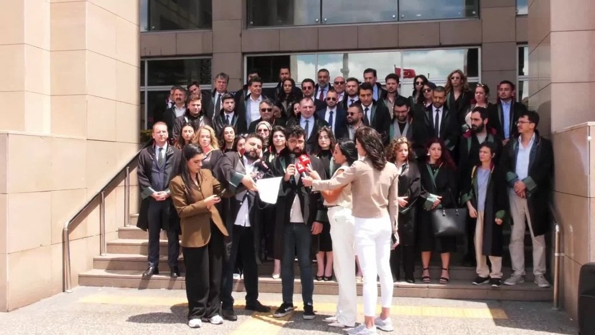 İBB soruşturması avukatlarından çağlayan adliyesi önünde açıklama: 'Soruşturma şeffaf yürütülsün'