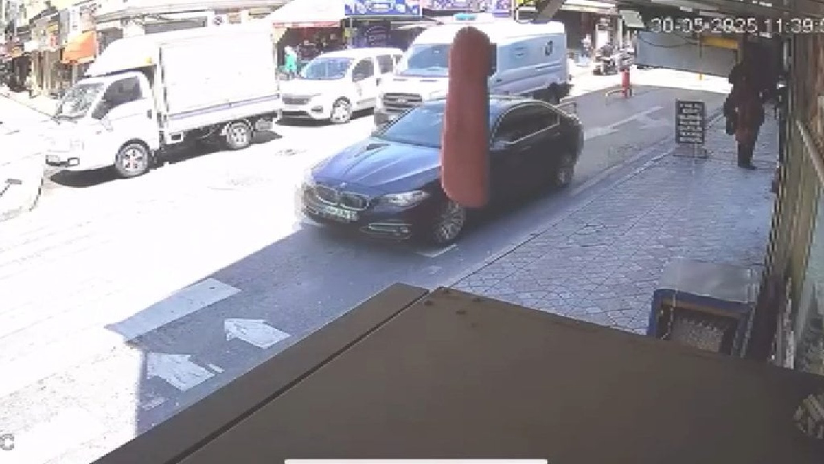 Beyoğlu'nda geri manevra yapan minibüs yayaya çarptı