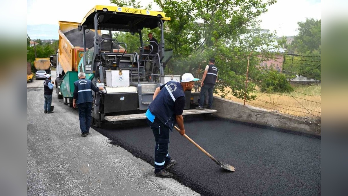 Malatya Battalgazi'de 1 kilometrelik yol sıcak asfaltla kaplandı