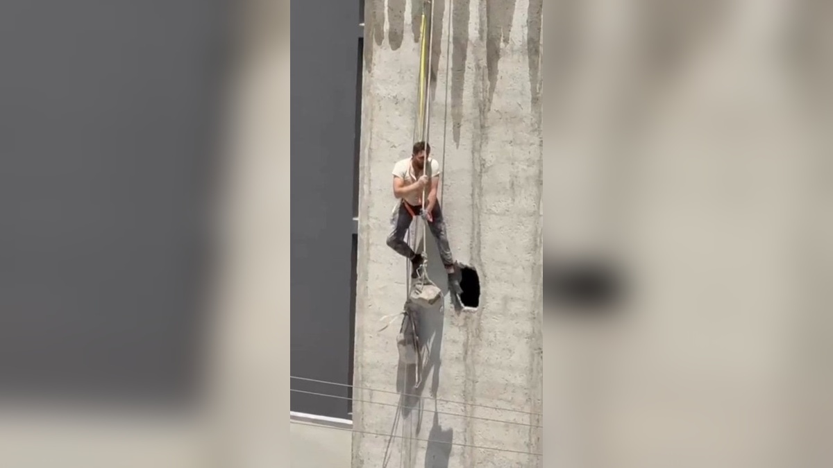 Mersin'de iskele kazası: İşçi güvenlik kemeriyle kurtarıldı