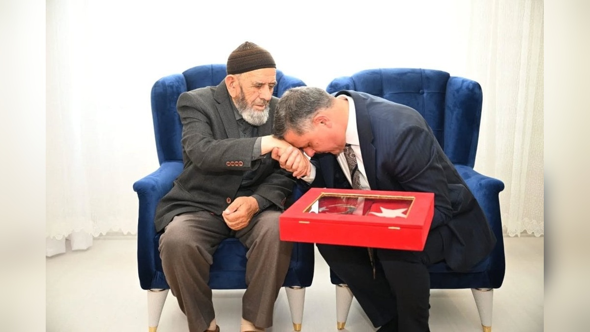 Erzurum Valisi Çiftçi, Şehit Koçak'ın ailesini ziyaret etti