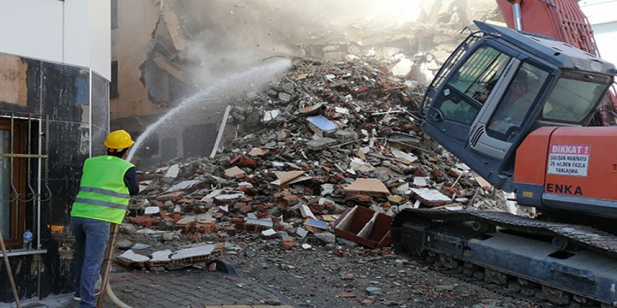 Esenler'de 7 katlı riskli bina yıkıldı