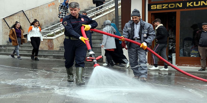 Bitlis'te caddeler, Van Gölü'nün sodalı suyuyla yıkanıp dezenfekte ediliyor