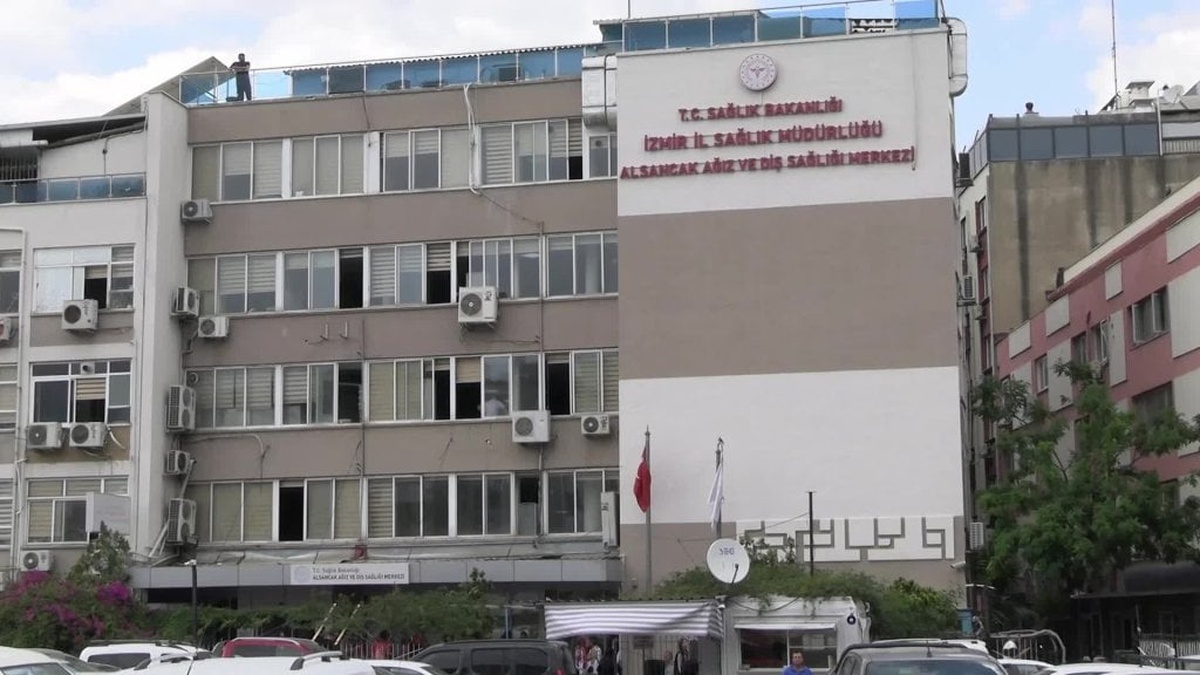 İzmir'de sağlık çalışanları ADSM’lerdeki çalışma koşullarını protesto etti