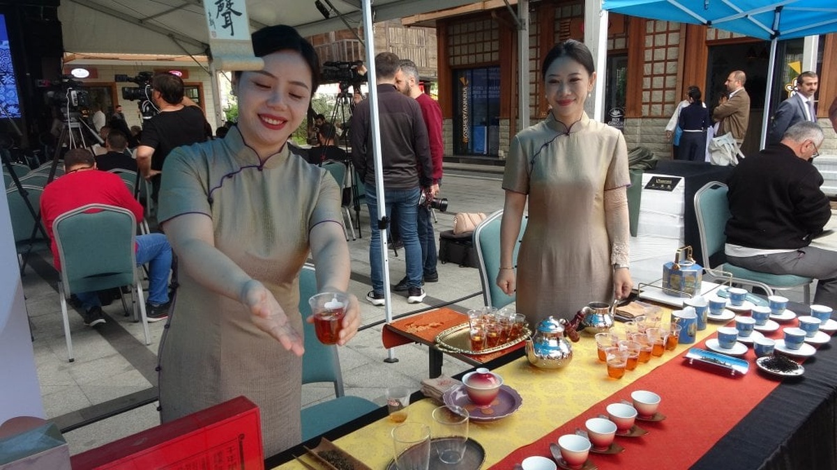 Rize'de Çin çayı ve porseleni tanıtıldı: Vali Baydaş, 'Çay, çay bardağı ve porselen eksenli tanıtım köprüsü kuruyoruz' dedi