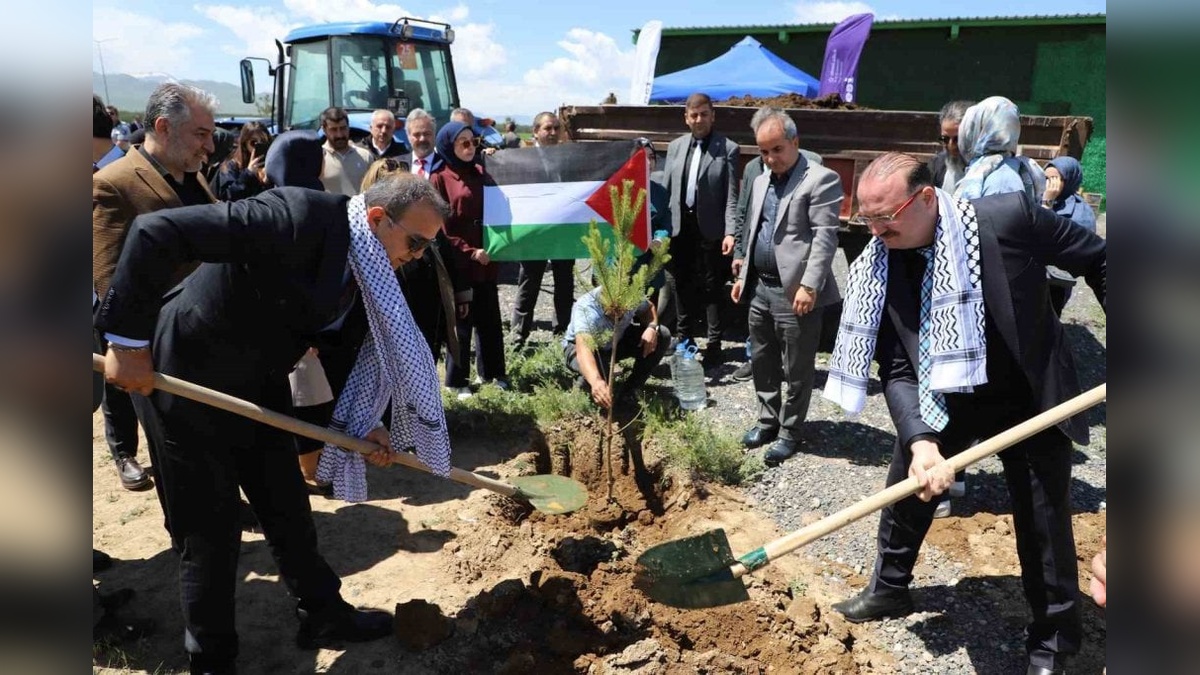 Atatürk Üniversitesi'nde 'Gazze Hatıra Ormanı' için fidanlar dikildi
