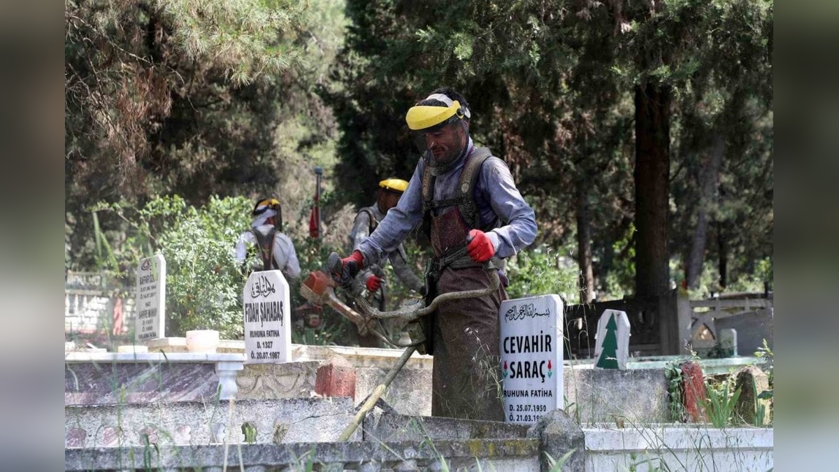 Sakarya Büyükşehir Belediyesi, Kurban Bayramı öncesi mezarlıklara bakım yapıyor