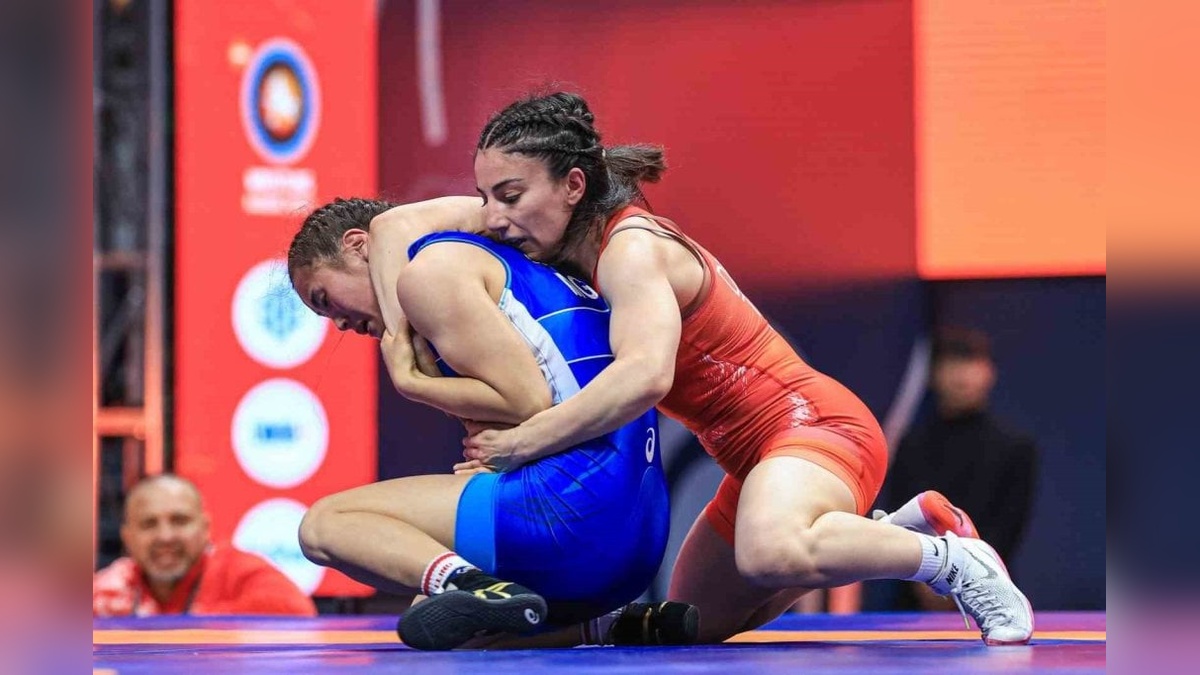 Moğolistan Ulaanbaatar Open'da milli güreşçilerden 1 gümüş, 1 bronz madalya