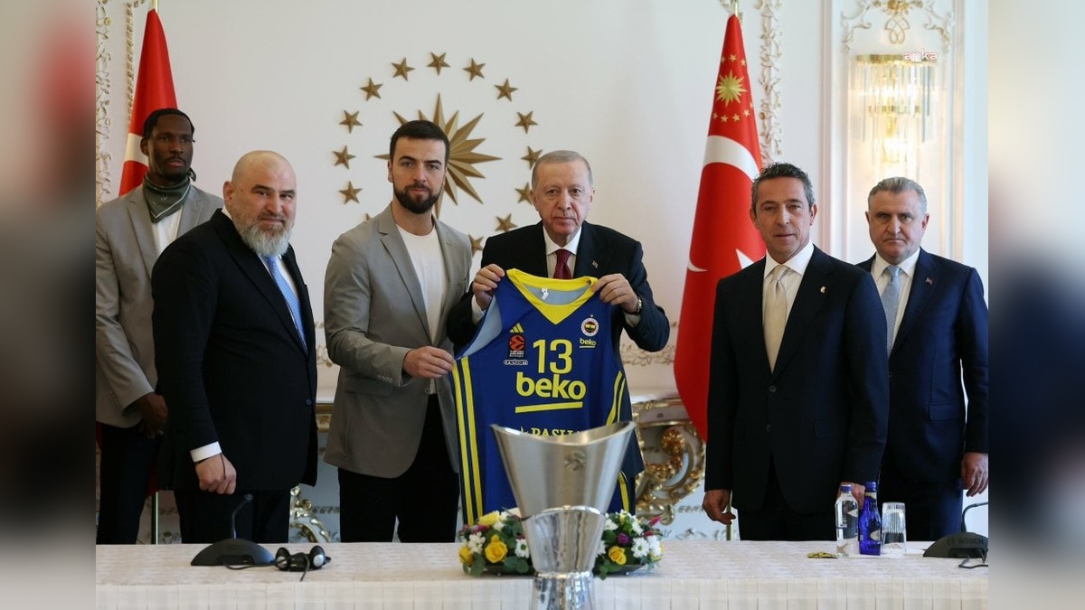 Cumhurbaşkanı Erdoğan, Fenerbahçe Beko'yu Vahdettin Köşkü'nde kabul etti