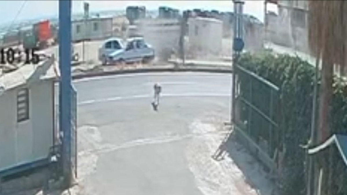 Şanlıurfa'da köpeğe çarpmamak için duran araca 3 araç çarptı: 4 yaralı