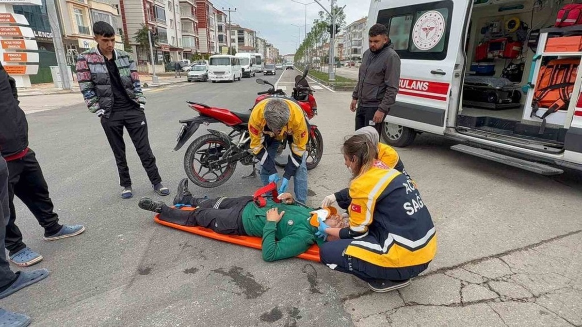 Aksaray'da kamyonete tutunan motosiklet sürücüsü yaralandı