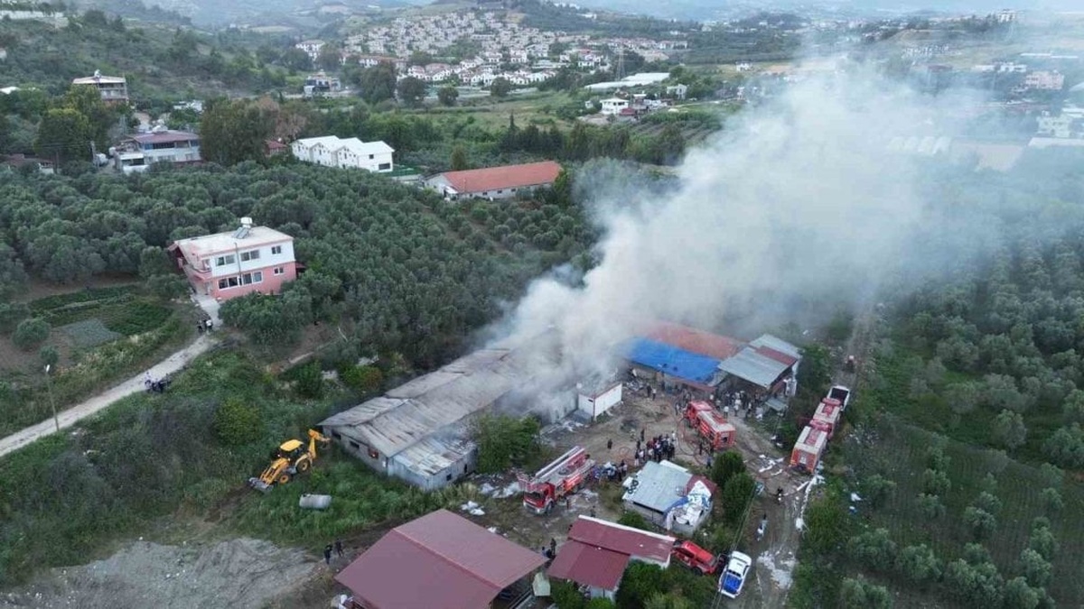 Hatay'da tekstil fabrikasında yangın