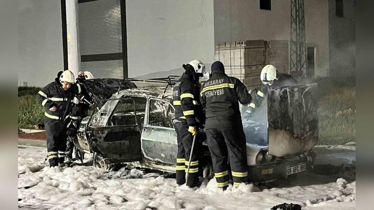 Aksaray'da otomobil alev alev yandı