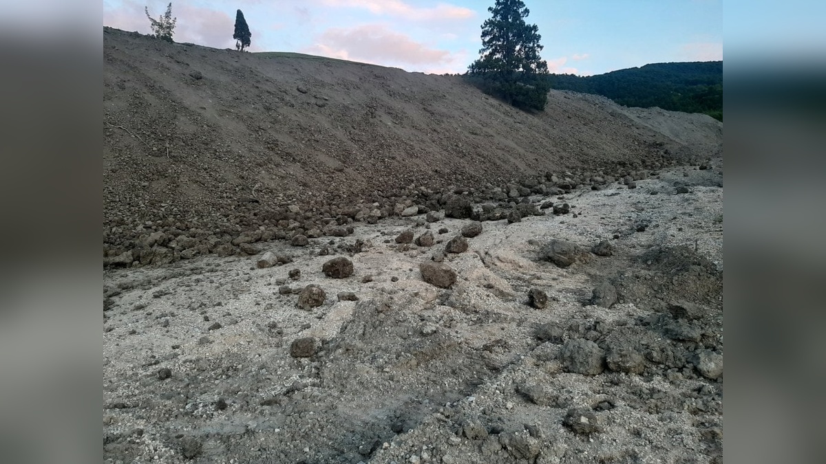 Karabük'te toprak kayması: Şenler köyü yolu ulaşıma kapandı