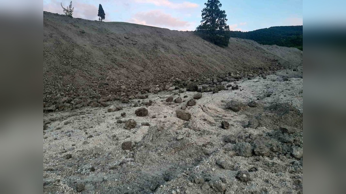 Karabük'te heyelan: Köy yolu ulaşıma kapandı