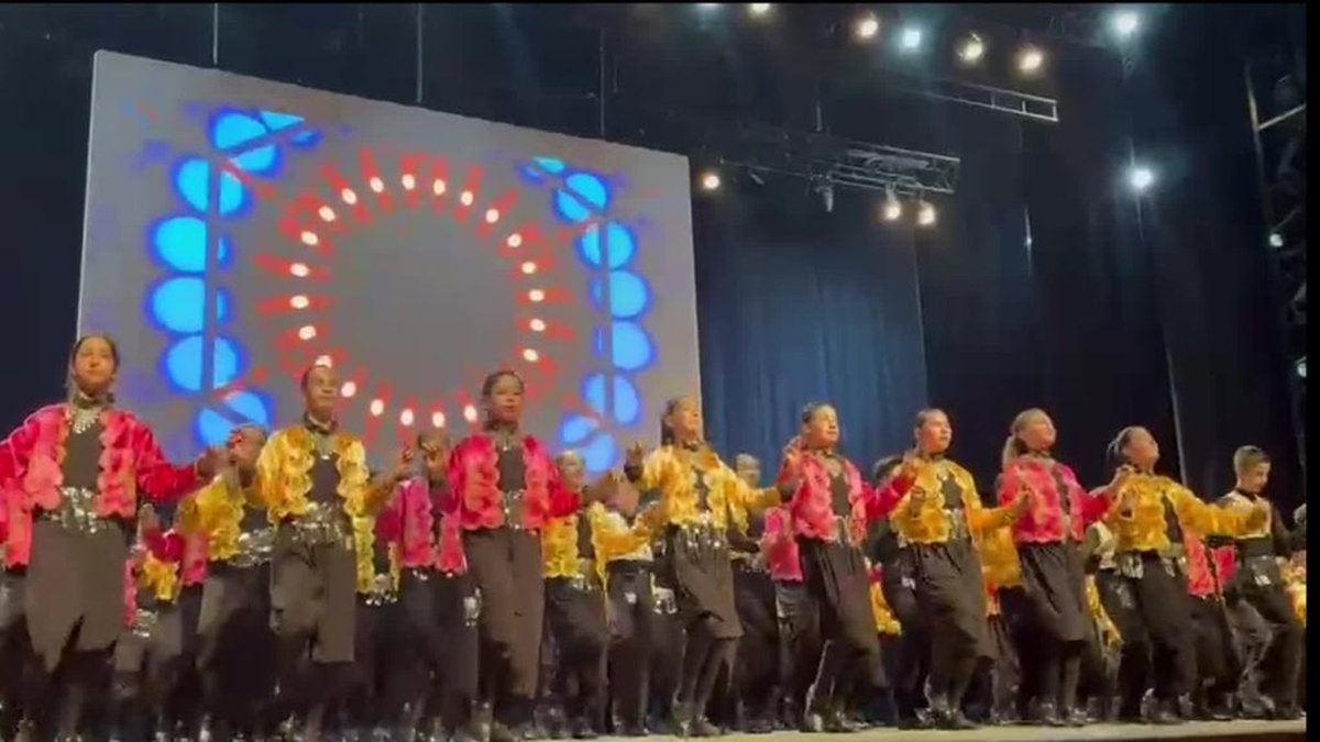 TED Ankara Koleji Halk Dansları Topluluğu, 360 kişilik kadrosuyla göz doldurdu