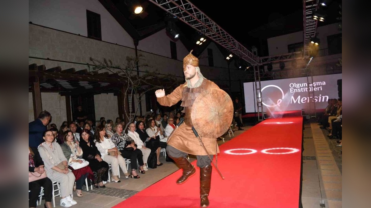 Mersin'de "Ala Çuval" sergisi ve defilesi yoğun ilgi gördü