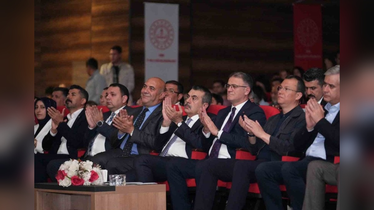 Milli Eğitim Bakanı Tekin, Van'da Maarif Orkestrası'nı izledi