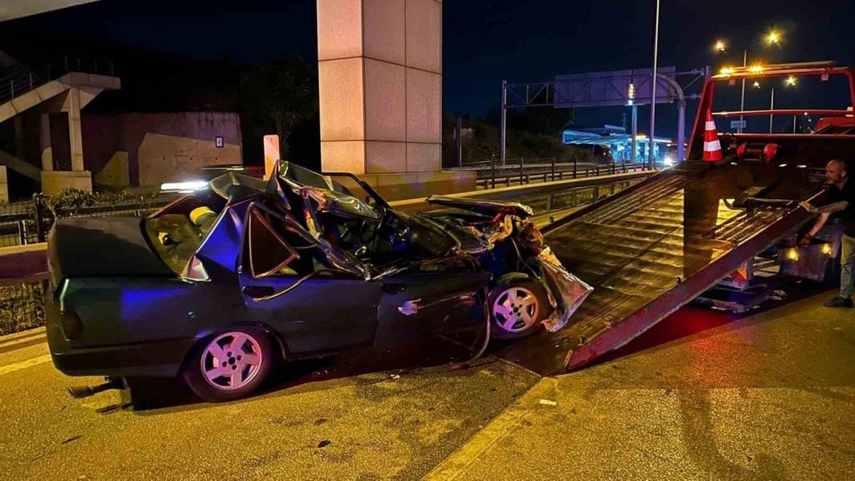 Bursa'da otomobil tıra çarptı: Sürücü yaralandı
