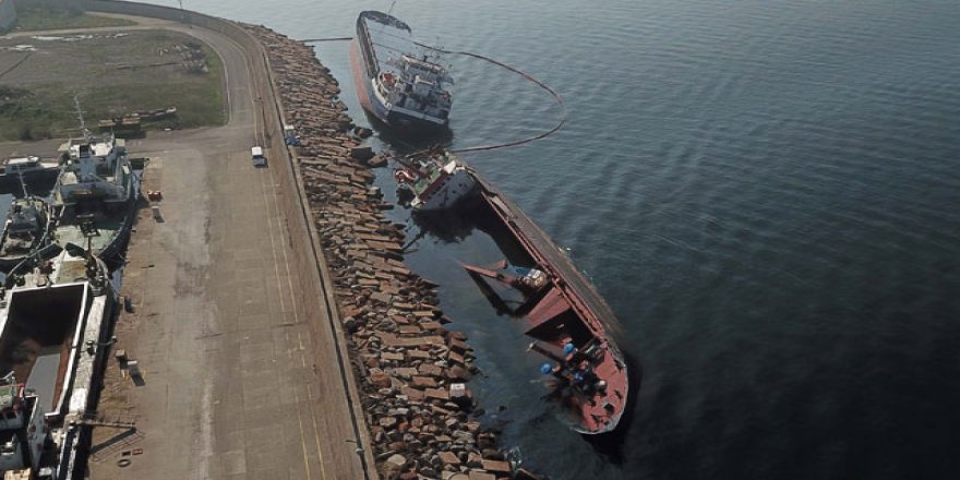 Tuzla'da çarpışıp yan yatan gemiden sızan yakıtın denize yayılmaması için önlem