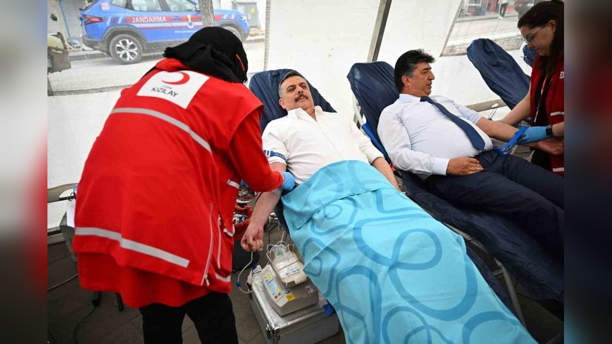 Vali Çiftçi, Pasinler'de 43. kez kan bağışı yaptı